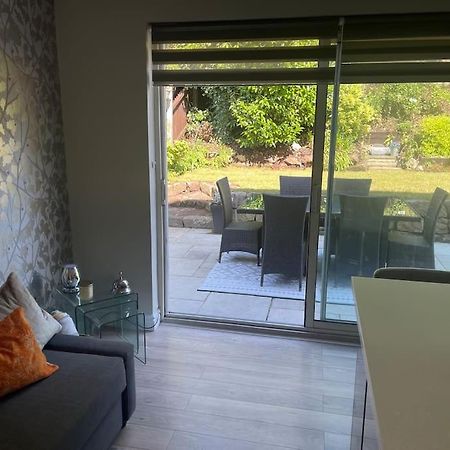 Home In Wirral - Peaceful Contemporary Gem. Extérieur photo