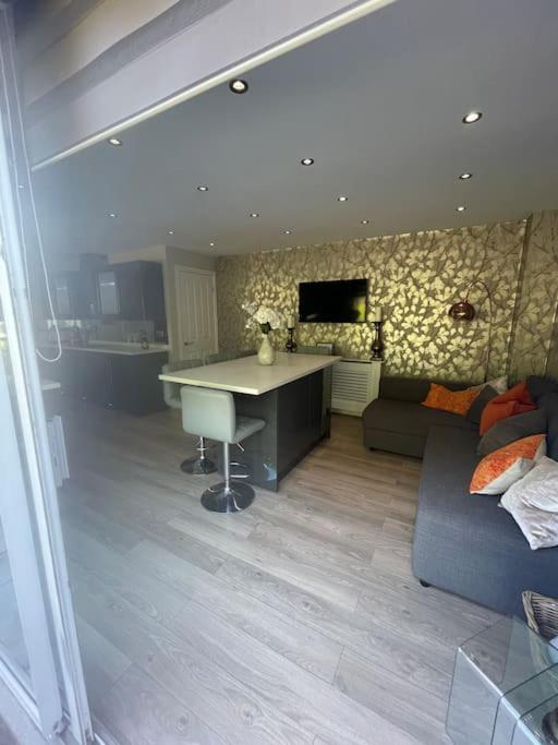 Home In Wirral - Peaceful Contemporary Gem. Extérieur photo