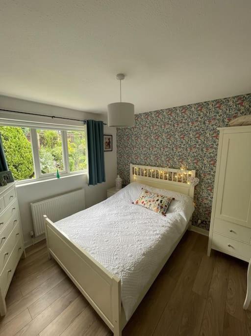Home In Wirral - Peaceful Contemporary Gem. Extérieur photo