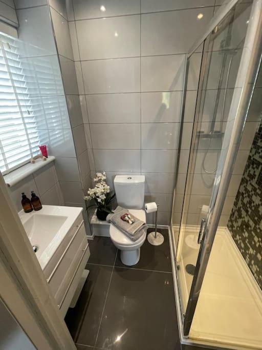 Home In Wirral - Peaceful Contemporary Gem. Extérieur photo