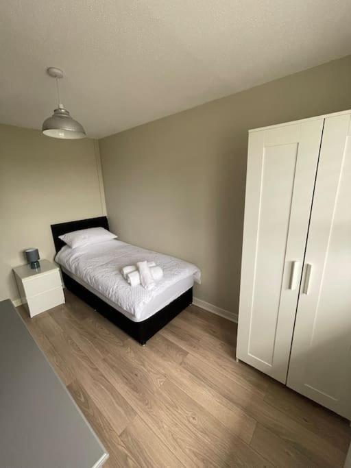 Home In Wirral - Peaceful Contemporary Gem. Extérieur photo