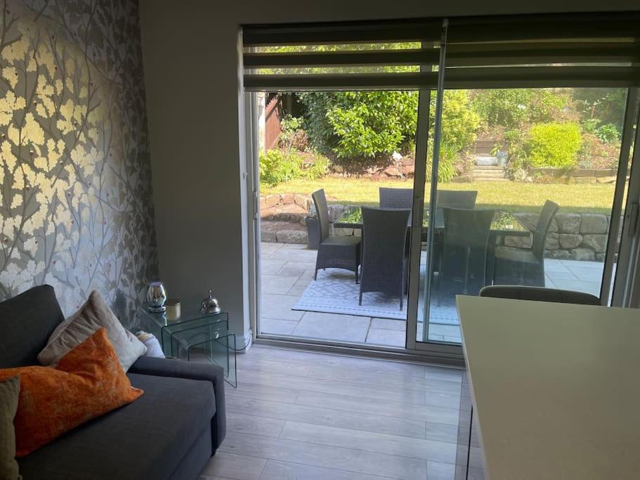 Home In Wirral - Peaceful Contemporary Gem. Extérieur photo
